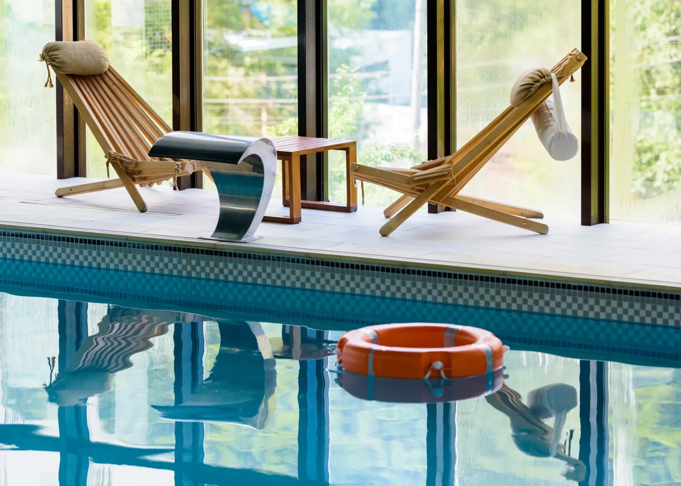 Piscina interioară și zona de relaxare